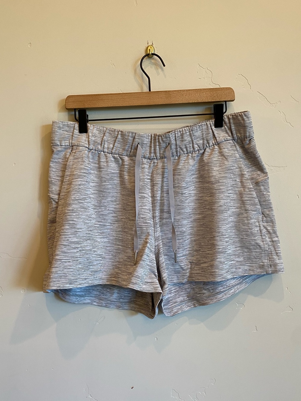 LULULEMON ATHLETICA Light Heathered Gray Cinchable Waist Woven Shorts